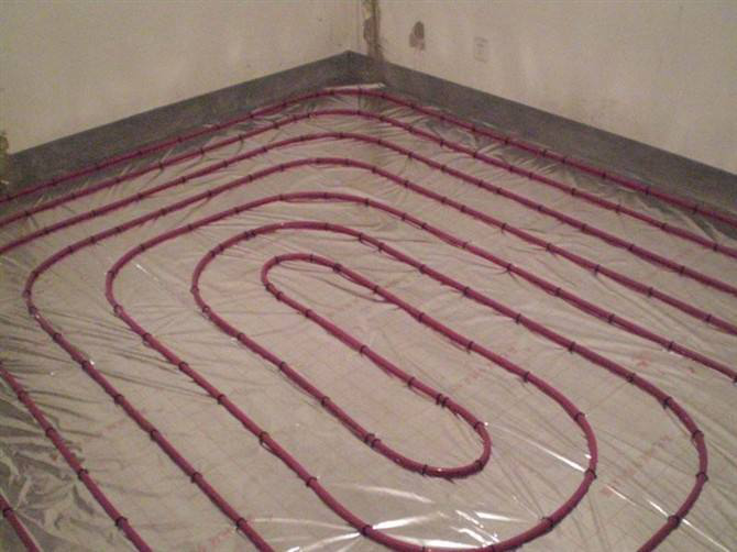 壁挂炉搭配地暖 一个舒适高效的家庭供暖安装实例解析